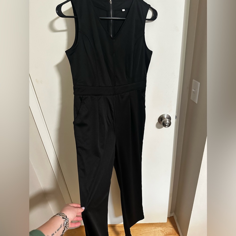 Black Jumpsuit WITH Pockets! 🖤